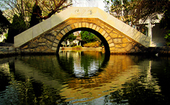 文化標(biāo)識(shí)：校名題寫 / ?；赵O(shè)計(jì)