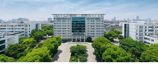 大學(xué)校志：校名、校標(biāo)、校訓(xùn)、校徽、校旗、校歌
