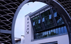 文化標(biāo)識(shí)：校名題寫(xiě) / ?；赵O(shè)計(jì)