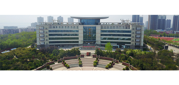 大學(xué)校志：校名、校標(biāo)、校訓(xùn)、?；?、校旗、校歌