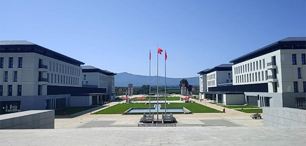 大學(xué)校志：校名、校標(biāo)、校訓(xùn)、?；?、校旗、校歌
