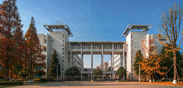大學(xué)校志：校名、校標(biāo)、校訓(xùn)、?；?、校旗、校歌