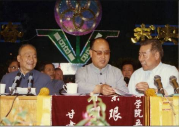 時任甘肅省省委副書記侯宗斌（中）來學校參加五周年校慶活動 