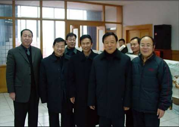 時任甘肅省省委書記陸浩（右二）來學校視察