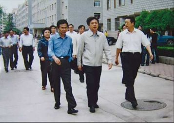 時任甘肅省省長劉偉平（中）來學校視察 