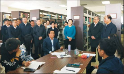 時任甘肅省省委書記林鐸（中）深入學校宣講十九大精神 