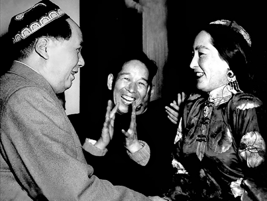 毛澤東主席接見時(shí)任校長康巴爾汗·艾買提