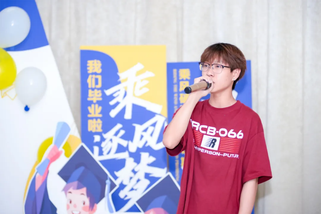 再見，小何
