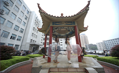 文化標(biāo)識(shí)：校名題寫 / ?；赵O(shè)計(jì)
